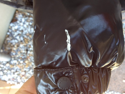 モンクレールダウンの破れ直し(跡が残る修理)before