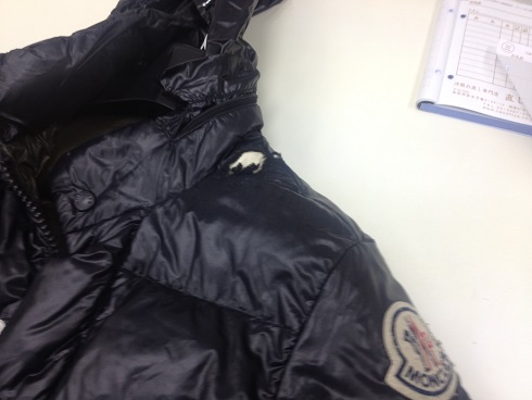ダウンジャケットの破れ直し（修理痕が残らない事例）before