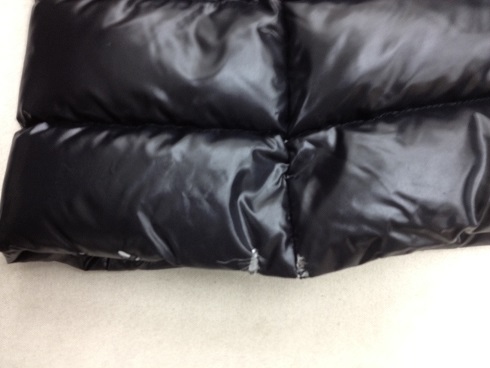 ダウンコート破れ修理（修理痕がの残らない事例）before