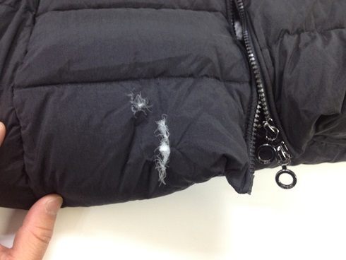 ダウンコートの穴、破れ修理（修理跡が残る事例）before