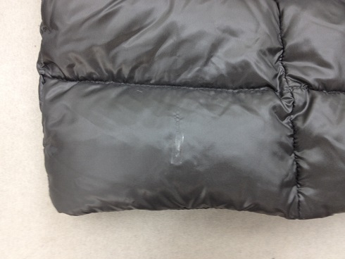 ダウンコートの穴、破れ修理（跡が残らない事例）before