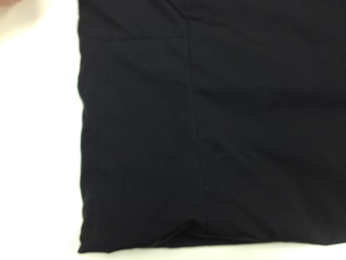 ダウンコートの破れ、穴修理（修理跡が残る事例）before