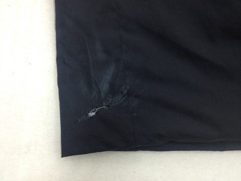 ダウンコートの破れ、穴修理（修理跡が残る事例）after