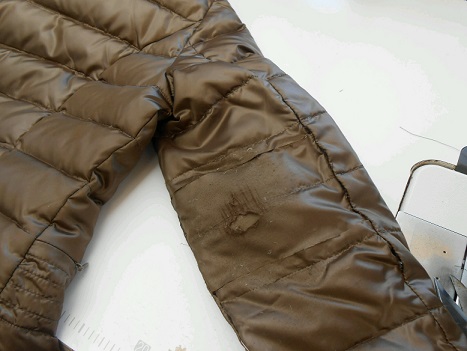 ダウンコートの穴、破れ修理（跡が残らない修理）before