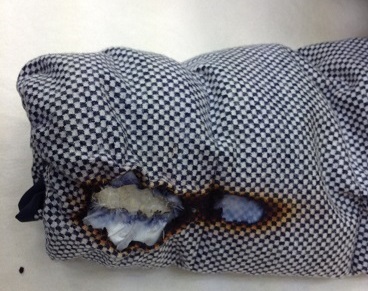 ダウンジャケットの焦げ穴の復元（跡が残る修理）before