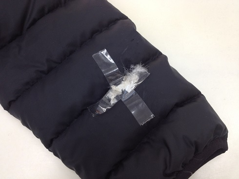 ダウンジャケットのひっかけ穴の修復（修理跡が目立たない事例）before