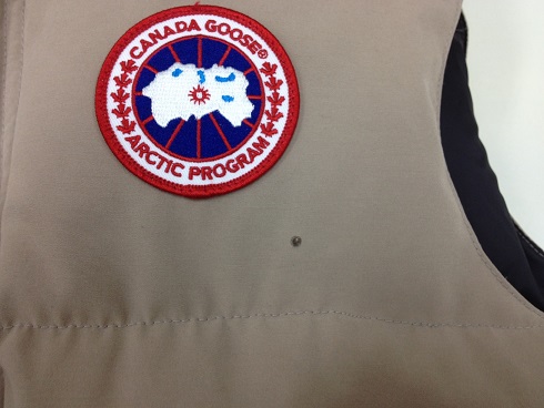 ダウンベストの穴修理（修理痕が残る事例）before