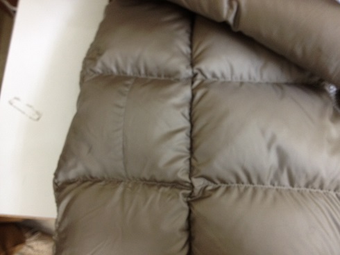 ダウンコートの破れ直し（修理痕が残る事例）after