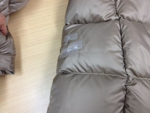 ダウンコートの破れ直し（修理痕が残る事例）before