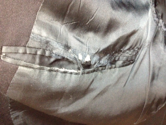 コートの裏のポケット周辺の破れ修理before