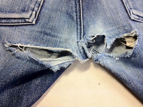 デニムの穴補修before