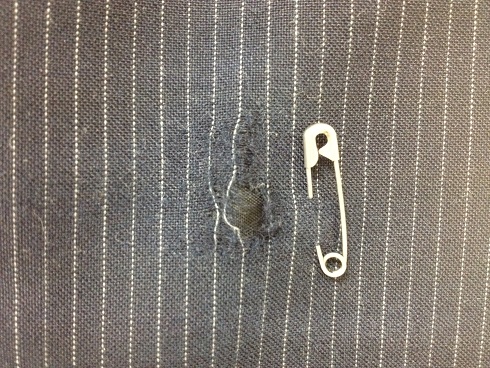 スーツズボンの破れ　かけはぎbefore