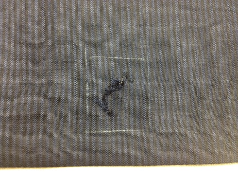 スーツ（ジャケットの裾あたり）の穴の修理（かけはぎ）before