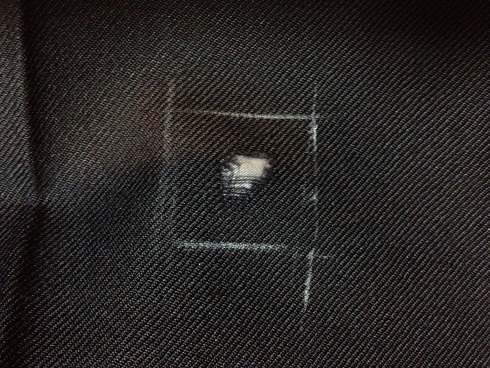 スーツのお尻のひっかけた穴のかけはぎ修理before