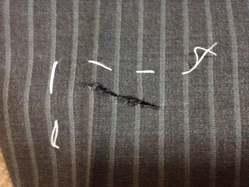 スーツのパンツ（ストライプ）穴をかけはぎで修理before