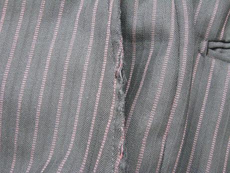 スーツ（ズボン）の前ポケットの端の破れ修理です。before