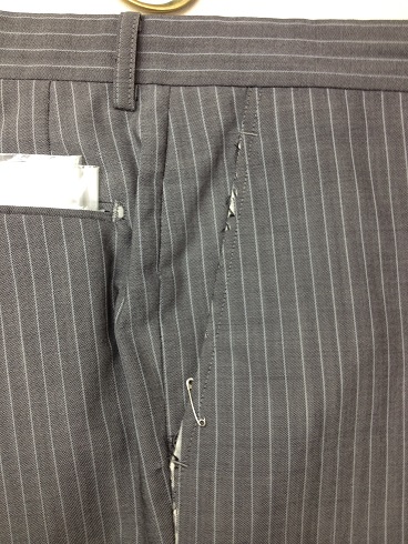 スーツのパンツの脇ポケット口の修理before