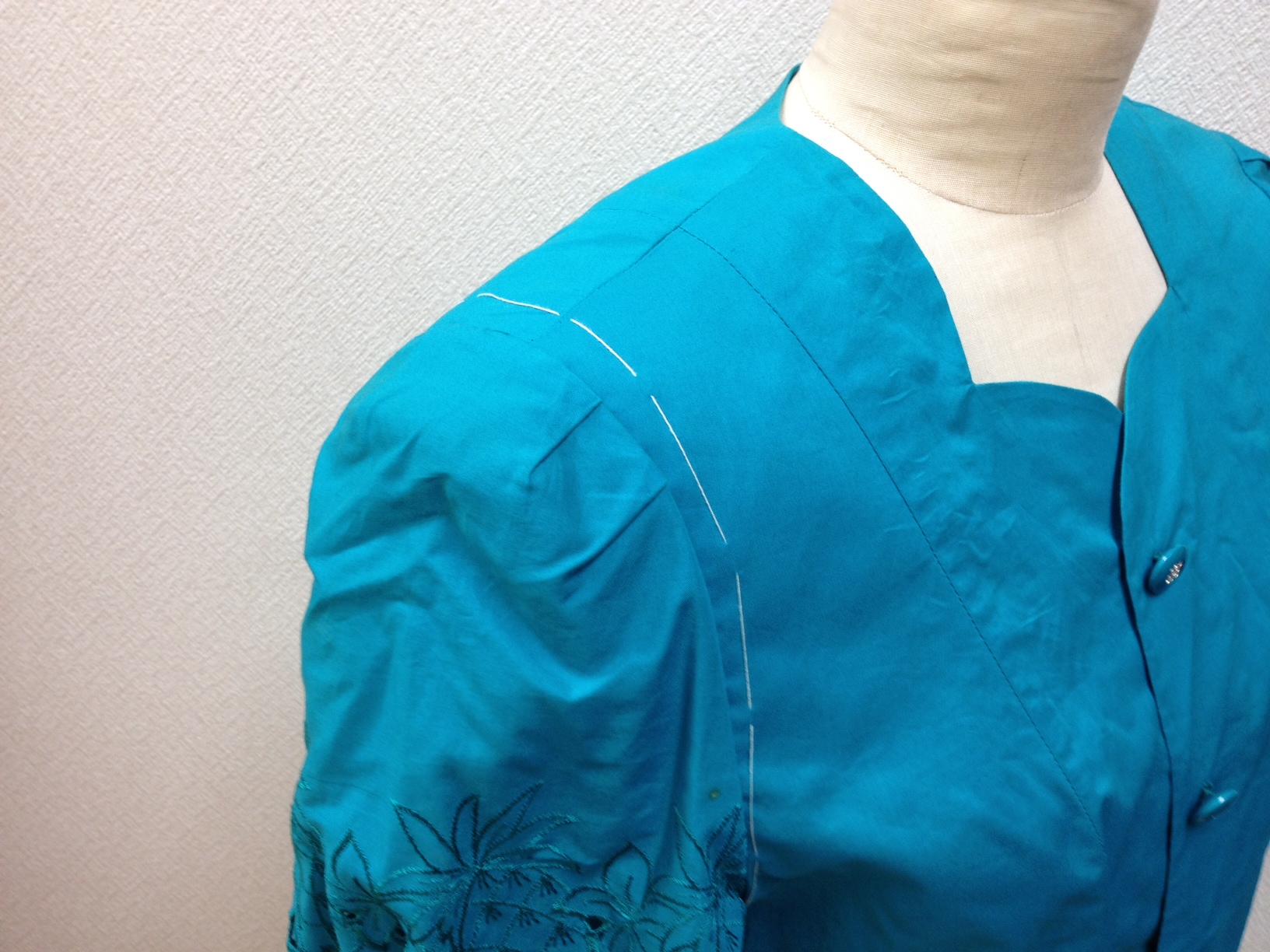 レディースジャケットの袖のギャザーを外すbefore